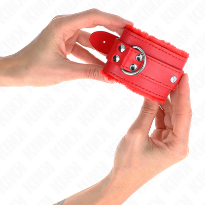 Muñequera forrada roja de KINK con correa ajustable de 20-29 cm y 5.5 cm de ancho, resistente y cómoda para restricción.