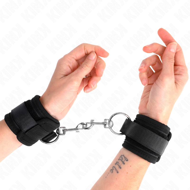 Muñequera ajustable KINK negra, de 18 a 35 cm y 6 cm de ancho, para restricción de muñecas.