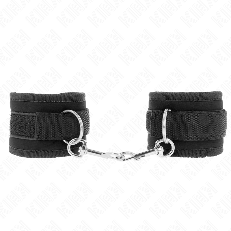Muñequera ajustable de nylon negro KINK, modelo 2, para restricción de muñecas, tamaño 18-35 cm x 6 cm, en uso.