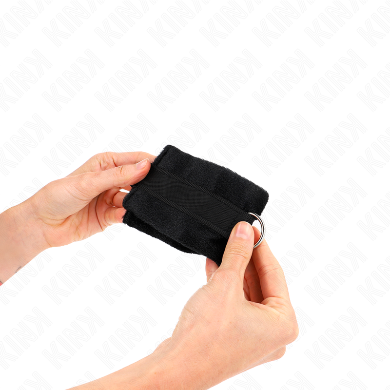 Muñequera para principiantes KINK en color negro, tamaño 30x7 cm, con diseño resistente y cómodo para uso en restricción.