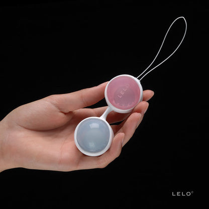 Bolas Kegel LELO Luna Beads Mini, pequeñas y suaves, para ejercicios de suelo pélvico, en color rosa claro.