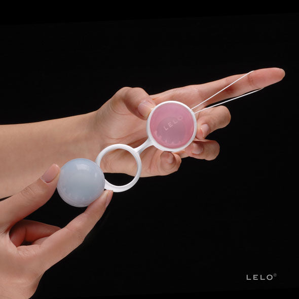 Bolas Kegel LELO Luna Beads Mini en color gris, con superficie suave y tamaño compacto para entrenamiento del suelo pélvico