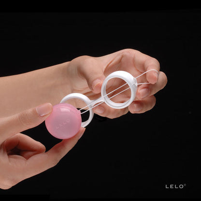 Bolas Kegel LELO Luna Beads Mini, pequeñas y elegantes, diseñadas para fortalecer los músculos pélvicos.