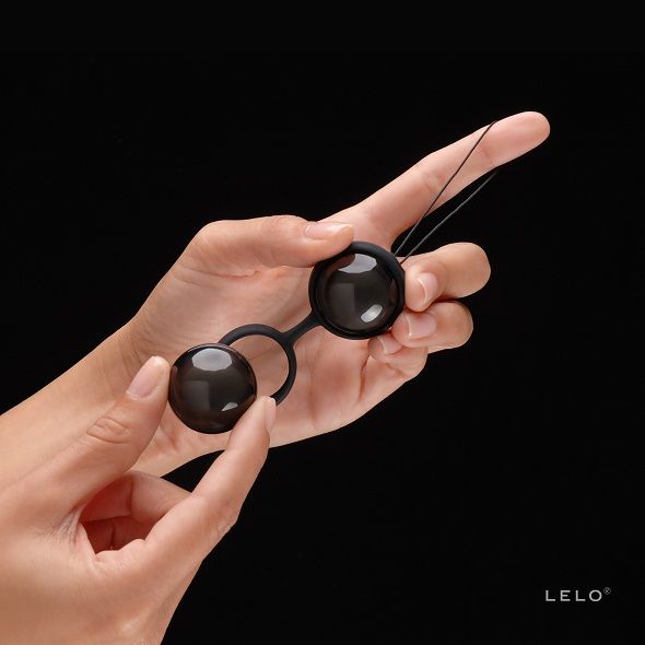 LELO LUNA BEADS NOIR Kegel balls in elegant black, showcasing their smooth design and multiple bead structure.