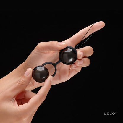 LELO LUNA BEADS NOIR Kegel balls in elegant black, showcasing their smooth design and multiple bead structure.