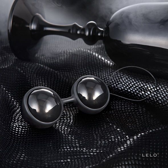 LELO LUNA BEADS NOIR Kegel exercise balls in elegant black, designed for pelvic floor strengthening and wellness.