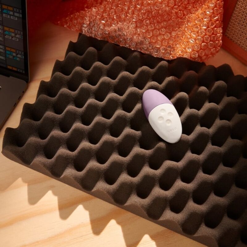 Masajeador de clítoris LELO SIRI 3 en color lavanda, con diseño ergonómico y acabado suave para placer y relajación.