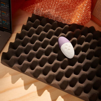 Masajeador de clítoris LELO SIRI 3 en color lavanda, con diseño ergonómico y acabado suave para placer y relajación.