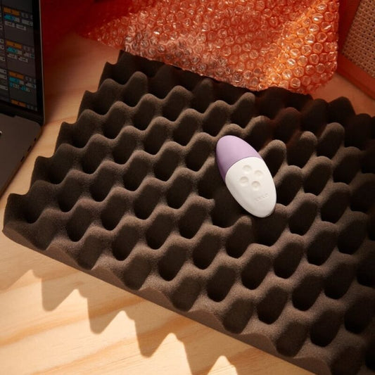 Masajeador de clítoris LELO SIRI 3 en color lavanda, con diseño ergonómico y acabado suave para placer y relajación.