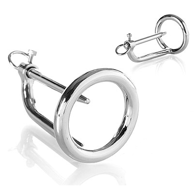 Metal Hard anillo glande con plug, mostrando un diseño metálico brillante y detalles elegantes en un fondo neutro.