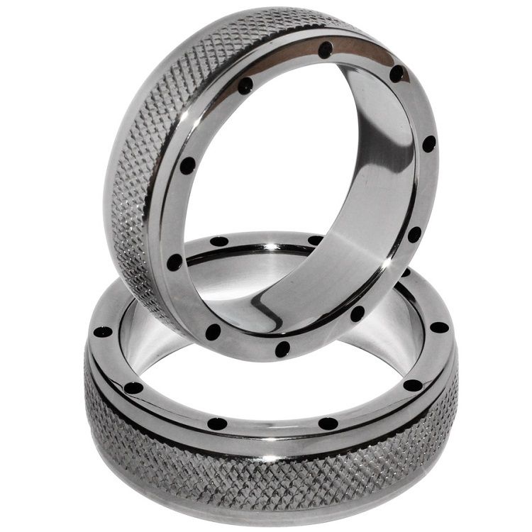 Anillo metálico para pene y testículos de 50 mm de la marca METAL HARD, hecho de metal resistente y duradero, en color plateado.