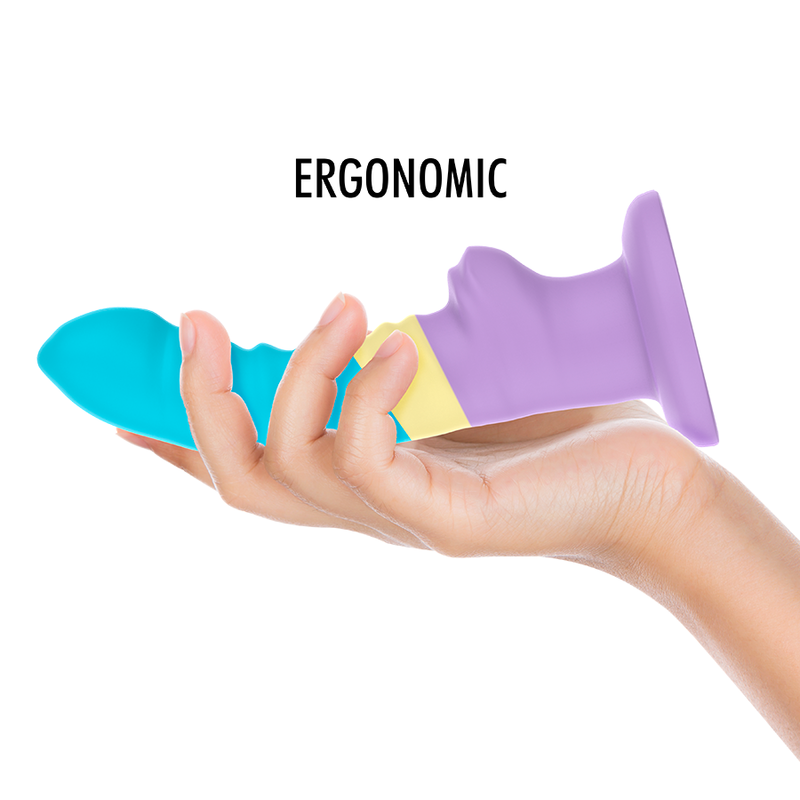 Dildo pastel Colby de la marca Mythology Fantasy Dildo, con forma realista y textura suave para uso íntimo.
