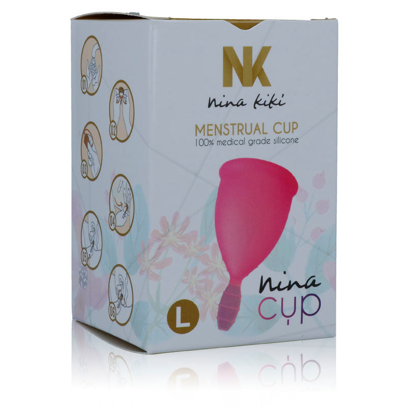 Copa menstrual rosa de NINA KIKÍ, talla L, vista en ángulo mostrando su forma y material flexible para uso cómodo y seguro.