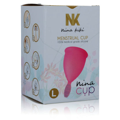 Copa menstrual rosa de NINA KIKÍ, talla L, vista en ángulo mostrando su forma y material flexible para uso cómodo y seguro.