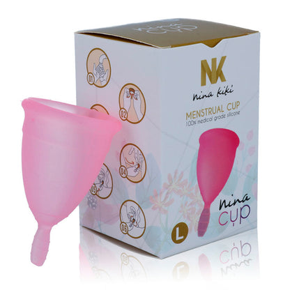 Copa menstrual rosa Nina Kikí tamaño L, hecha de silicona suave, visible en la imagen, diseñada para comodidad y protección femenina