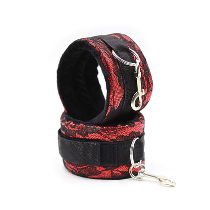 Esposas aterciopeladas con cinta de nylon de la marca OHMAMA FETISH, forro suave y ajustable para restricción segura.