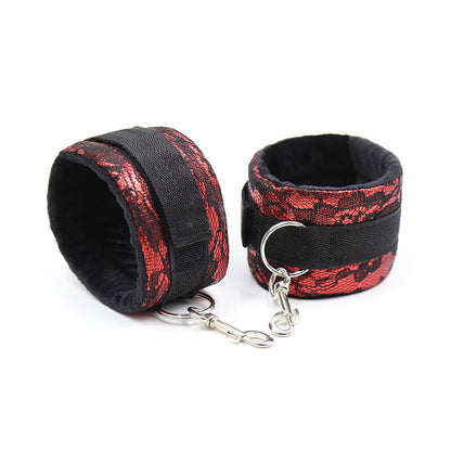 Esposas aterciopeladas de la marca OHMAMA FETISH con cinta de nylon para restricción y juego de roles.