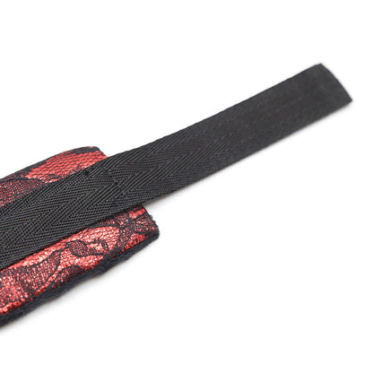 Esposas aterciopeladas de la marca OHMAMA FETISH con cinta de nylon, ideales para juegos de restricción y fetiche.