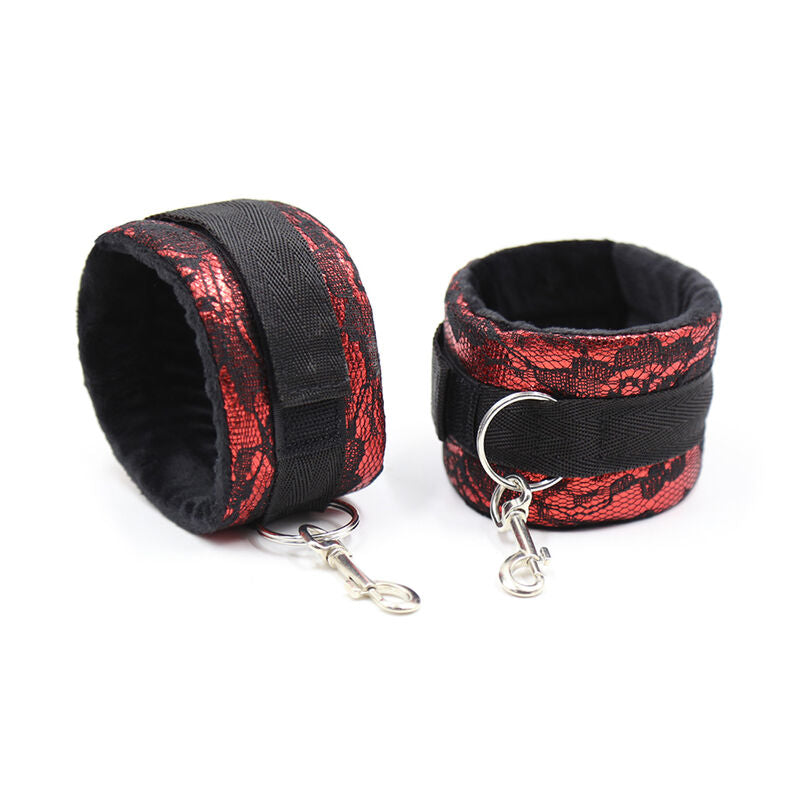 Esposas aterciopeladas de la marca OHMAMA FETISH con cinta de nylon para restricción y juego de dominación.