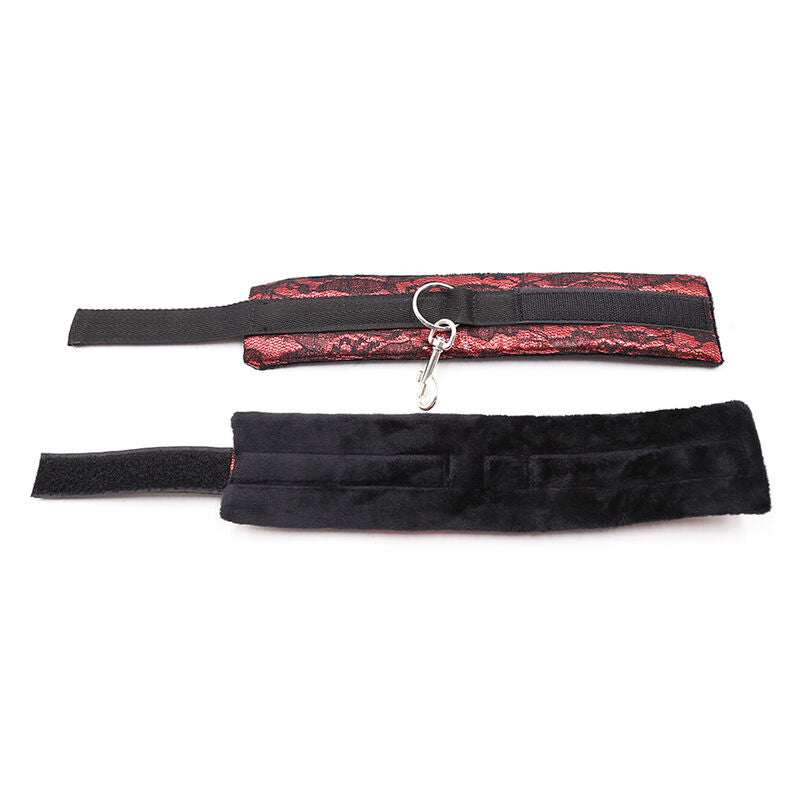 Esposas aterciopeladas de la marca OHMAMA FETISH con cinta de nylon, para restricción y juegos de dominación.