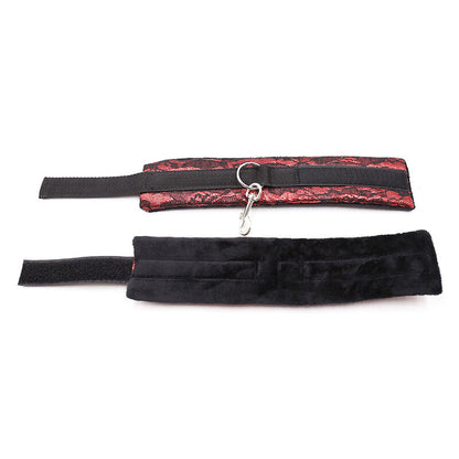 Esposas aterciopeladas de la marca OHMAMA FETISH con cinta de nylon, para restricción y juegos de dominación.