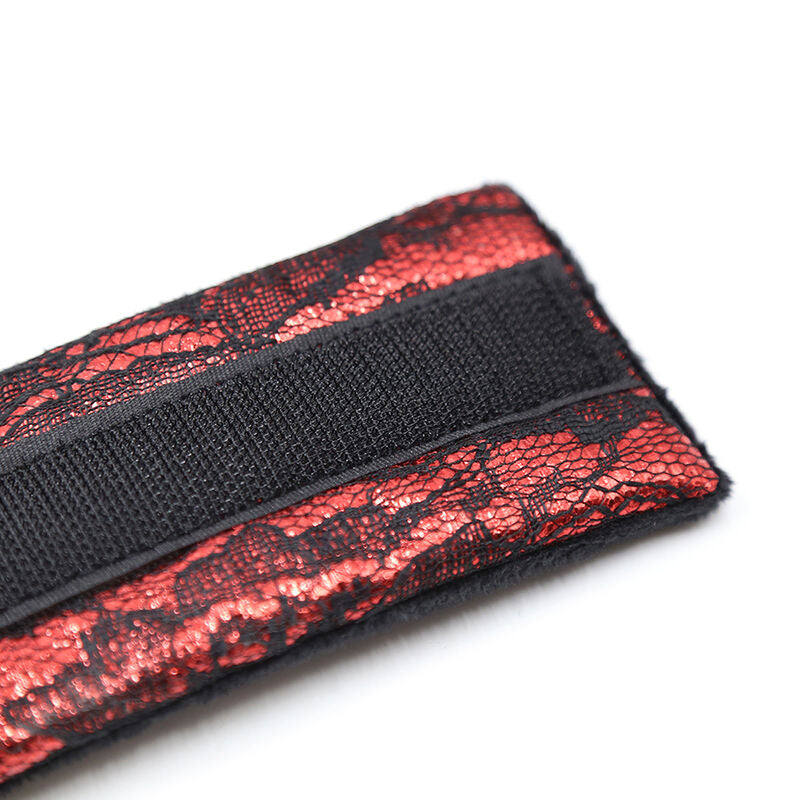 Esposas aterciopeladas de la marca OHMAMA FETISH con cinta de nylon, ideales para juegos de restricción y fetiches.