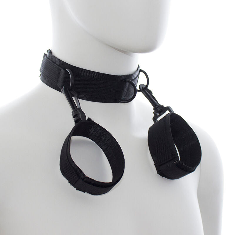 Esposas y collar de nylon OHMAMA FETISH, accesorios de restricción con correa ajustable y detalles de nylon negro.