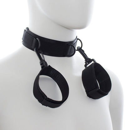 Esposas y collar de nylon OHMAMA FETISH, accesorios de restricción con correa ajustable y detalles de nylon negro.
