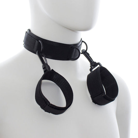 Esposas y collar de nylon OHMAMA FETISH, accesorios de restricción con correa ajustable y detalles de nylon negro.