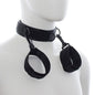 Esposas y collar de nylon OHMAMA FETISH, accesorios de restricción con correa ajustable y detalles de nylon negro.