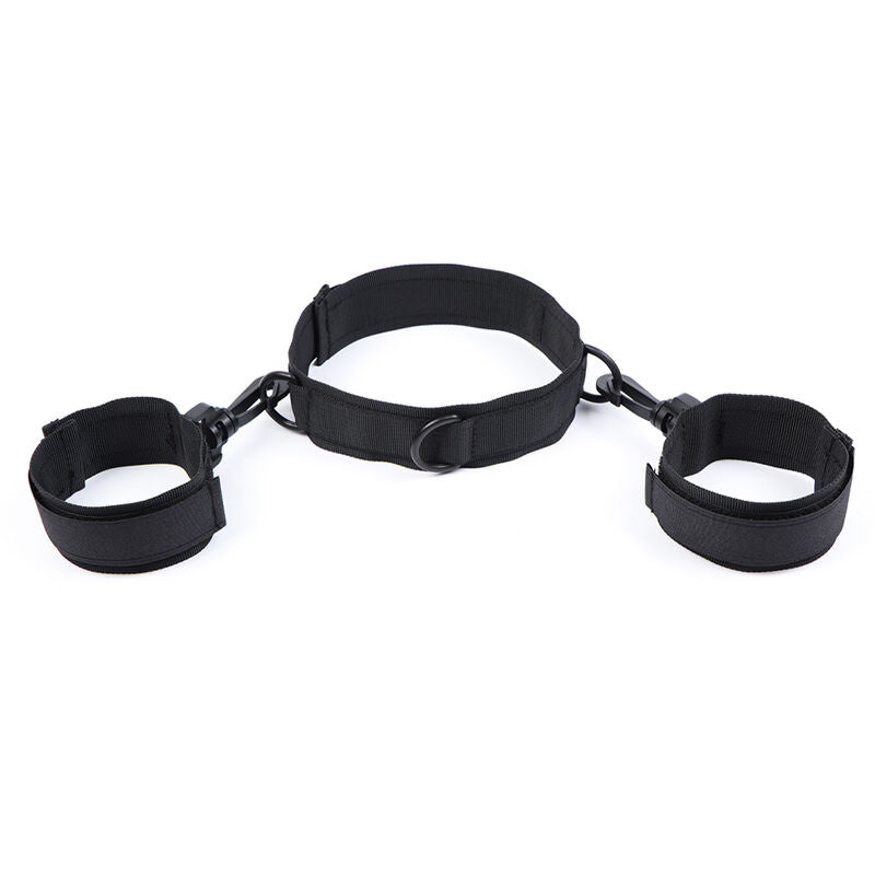 Esposas y collar de nylon OHMAMA FETISH, accesorios de juego erótico, en color negro con hebillas ajustables.