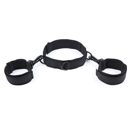 Esposas y collar de nylon OHMAMA FETISH, accesorios de juego erótico, en color negro con hebillas ajustables.
