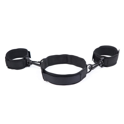 Esposas y collar de nylon OHMAMA FETISH, accesorios de restricción con correa ajustable, en color negro, diseñados para juegos de restricción.