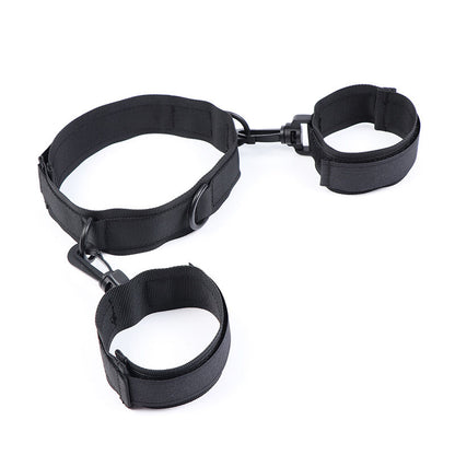 Esposas y collar de nylon de OHMAMA FETISH, accesorios de restricción con acabado resistente y ajustable para uso íntimo.