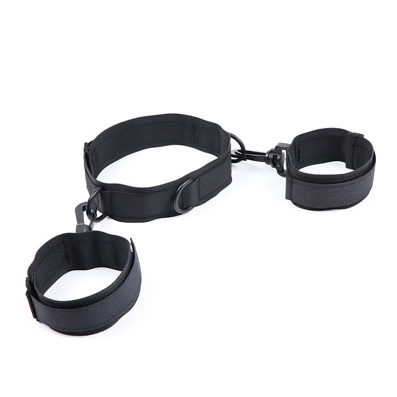 Esposas y collar de nylon OHMAMA FETISH en color negro, con detalles ajustables y diseño de fetish para juegos de restricción.