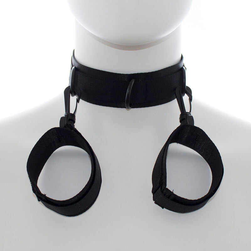 Esposas y collar de nylon de la marca OHMAMA FETISH, con detalles ajustables y diseño resistente para juegos de restricción.