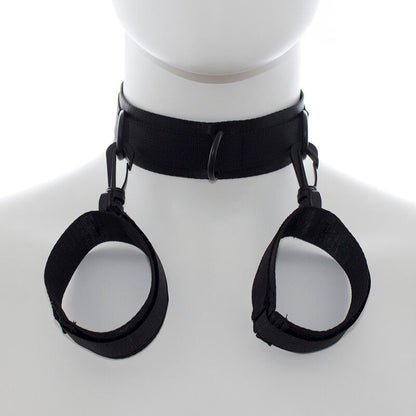 Esposas y collar de nylon de la marca OHMAMA FETISH, con detalles ajustables y diseño resistente para juegos de restricción.