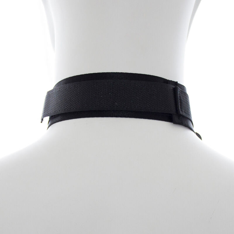 Esposas y collar de nylon OHMAMA FETISH para restricción y juego erótico, con acabado resistente y ajustable.