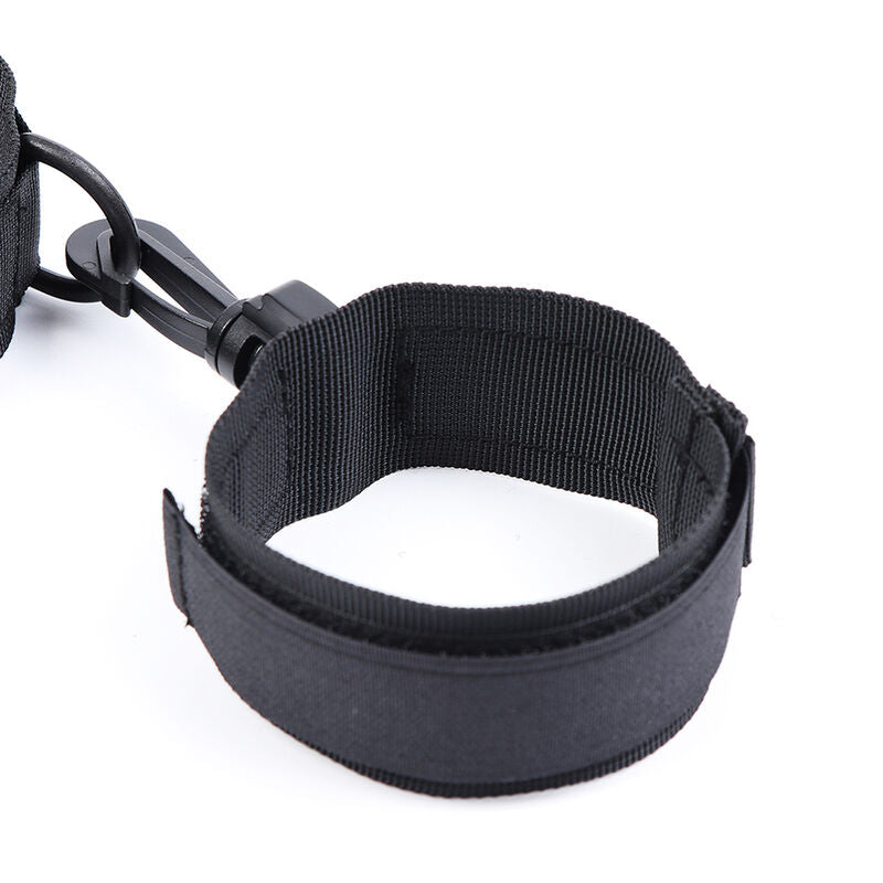 Esposas y collar de nylon OHMAMA FETISH para juegos de restricción, con acabado negro y diseño ajustable.