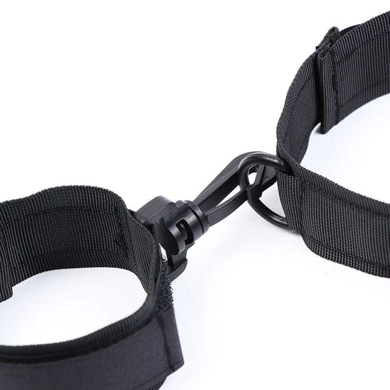 Esposas y collar de nylon OHMAMA FETISH, accesorios de juego erótico, en color negro con detalles de metal.