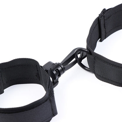 Esposas y collar de nylon OHMAMA FETISH, accesorios de juego erótico, en color negro con detalles de metal.