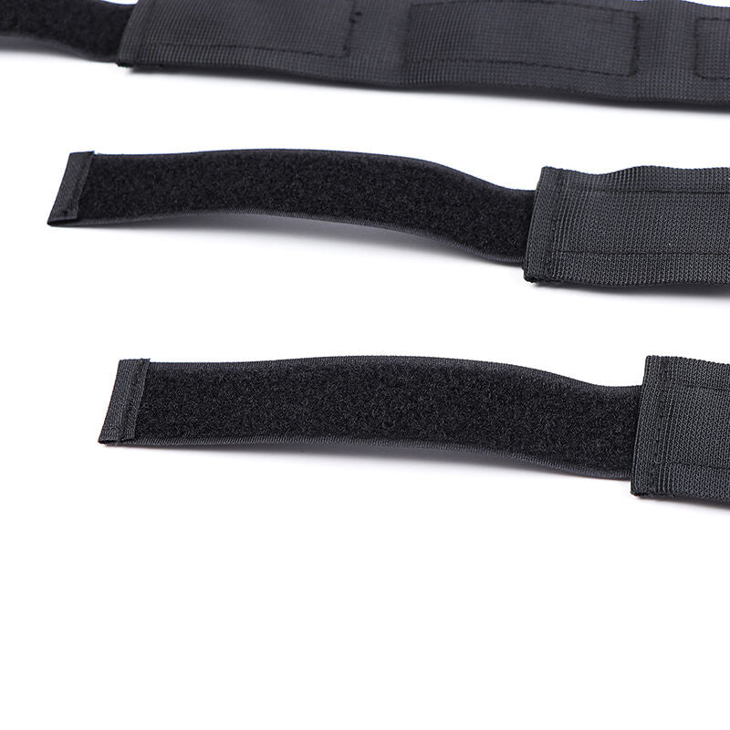 Esposas y collar de nylon de la marca OHMAMA FETISH, accesorios de bondage con detalles ajustables y resistentes.