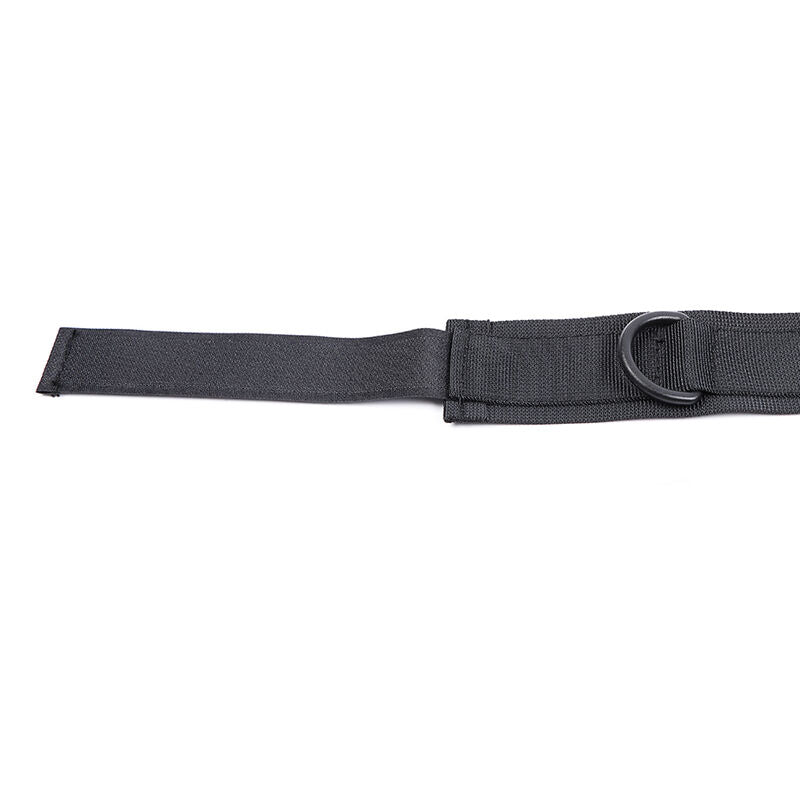 Esposas y collar de nylon OHMAMA FETISH, accesorios de juego con detalles ajustables y de material resistente.