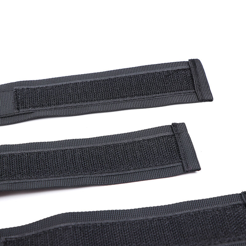 Esposas y collar de nylon OHMAMA FETISH en negro, con detalles ajustables y de estilo sensual para uso lúdico.