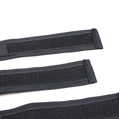 Esposas y collar de nylon OHMAMA FETISH en negro, con detalles ajustables y de estilo sensual para uso lúdico.