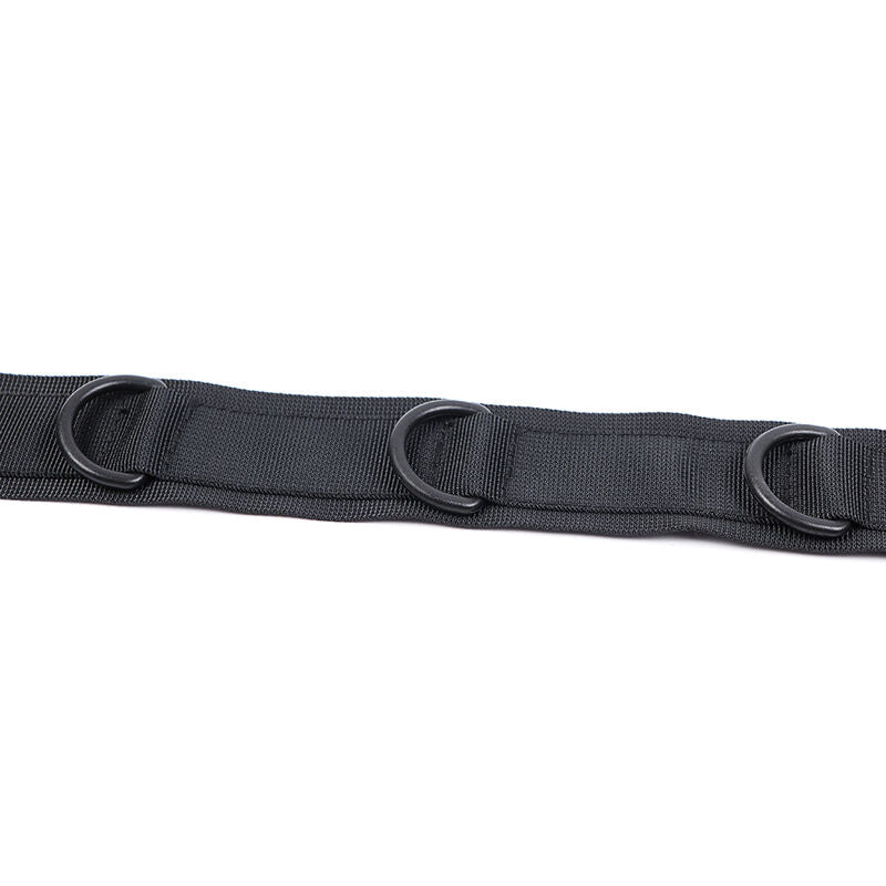 Esposas y collar de nylon OHMAMA FETISH en color negro, con detalles metálicos y ajuste ajustable para juegos de restricción.
