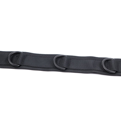 Esposas y collar de nylon OHMAMA FETISH en color negro, con detalles metálicos y ajuste ajustable para juegos de restricción.