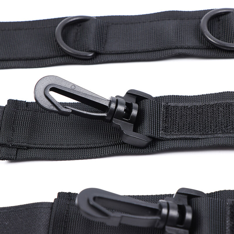 Esposas y collar de nylon de la marca OHMAMA FETISH, accesorios de restricción para juegos de pareja, en color negro.