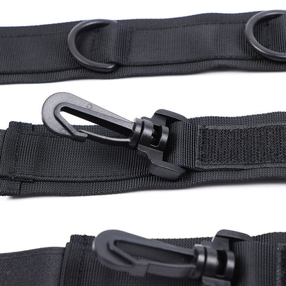 Esposas y collar de nylon de la marca OHMAMA FETISH, accesorios de restricción para juegos de pareja, en color negro.