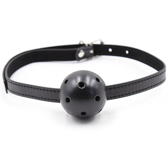 Mordaza con bola y respiraderos de la marca OHMAMA FETISH, con correa ajustable y diseño de silicona para uso seguro y cómodo.